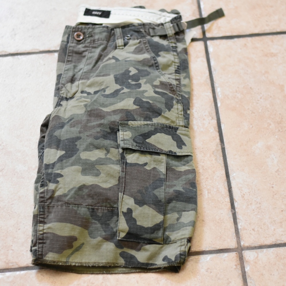 Obey came cargo shorts size 28